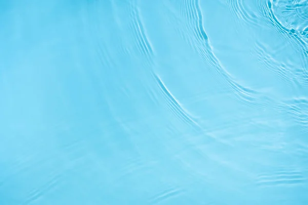 Transparentní modrá barva jasné klidné vody povrchu textury — Stock fotografie