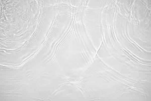 Dessaturado transparente clara calma textura da superfície da água — Fotografia de Stock