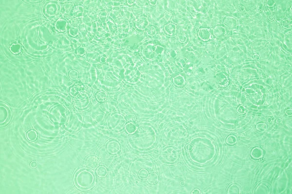 Transparent grön färgad klar lugn vatten ytstruktur Royaltyfria Stockbilder