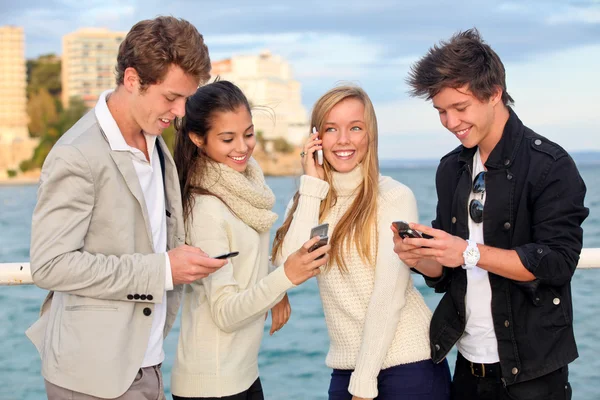 Jovens telefones — Fotografia de Stock