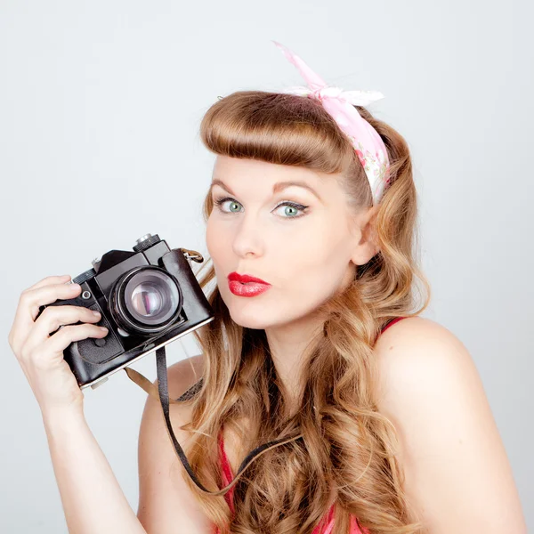 Retro vrouw met camera — Stockfoto