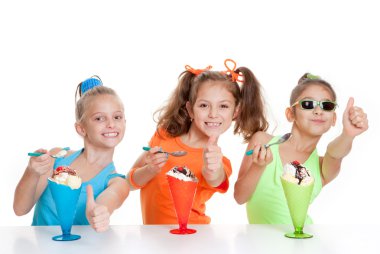 mutlu çocuklar yemek kadar başparmak ile