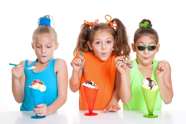 Children eating icecream sundae treats — Stock Photo, Image