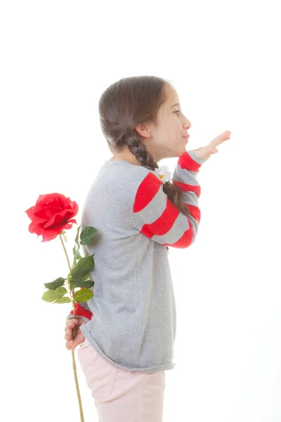 Barn med blomma gåva — Stockfoto