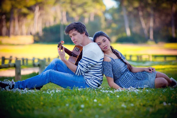 Романтическая пара, играющая на гитаре — стоковое фото