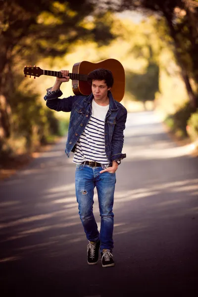 Homme avec guitare — Photo