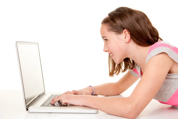 Niño usando el ordenador portátil de Internet — Foto de Stock