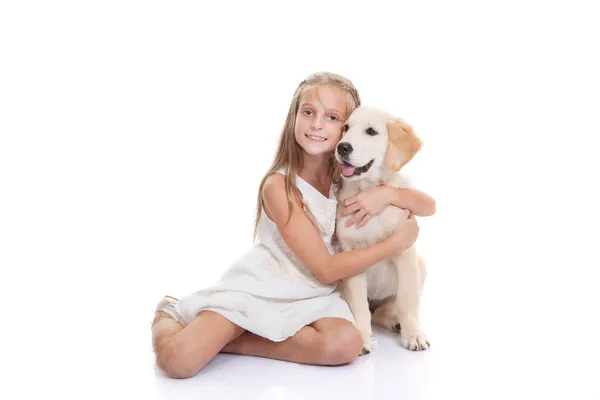 Bambino con cucciolo di cane domestico — Foto Stock