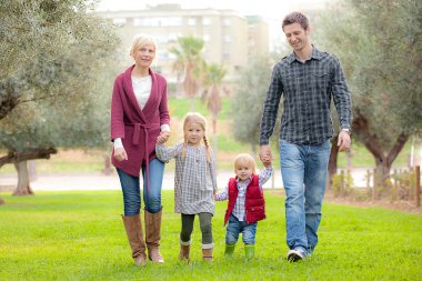 aile anne baba ve çocuklar