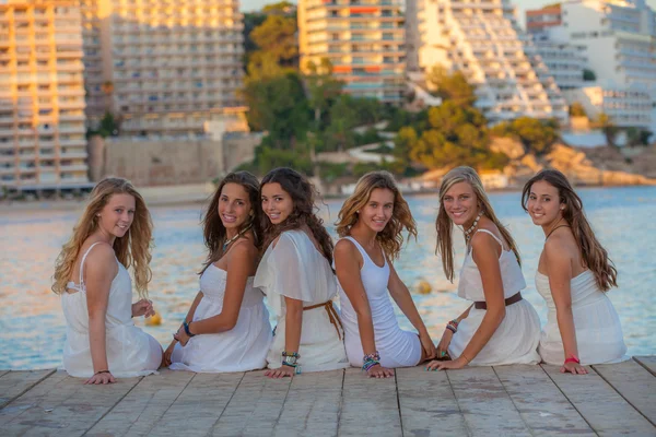 Beaux adolescents en vêtements blancs — Photo