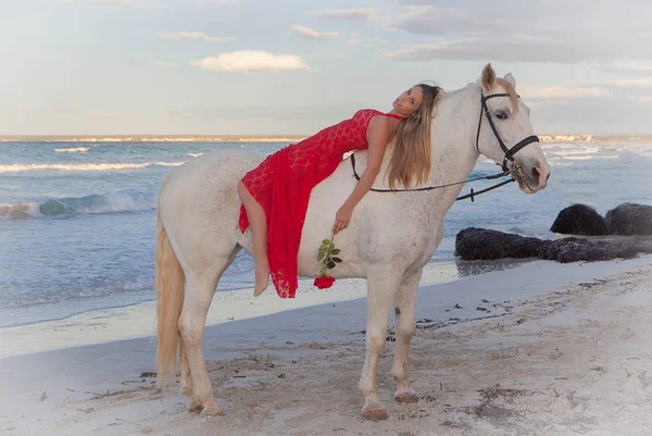 Romantyczna kobieta na koniu na plaży — Zdjęcie stockowe