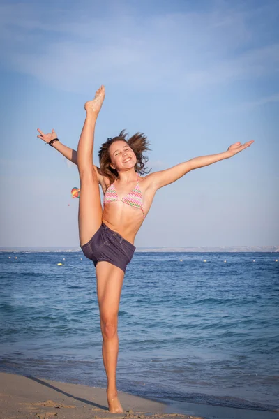 Kız sahilde egzersiz — Stok fotoğraf