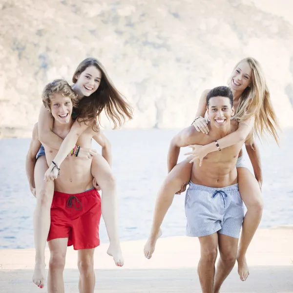 Groep zomer vrienden chatten Stockfoto