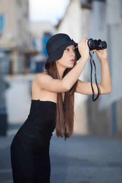 Modelka s dalekohledem — Stock fotografie