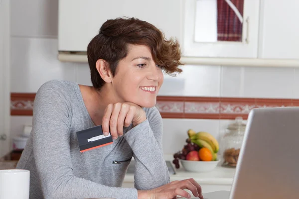 Frau kauft online mit Kreditkarte ein — Stockfoto