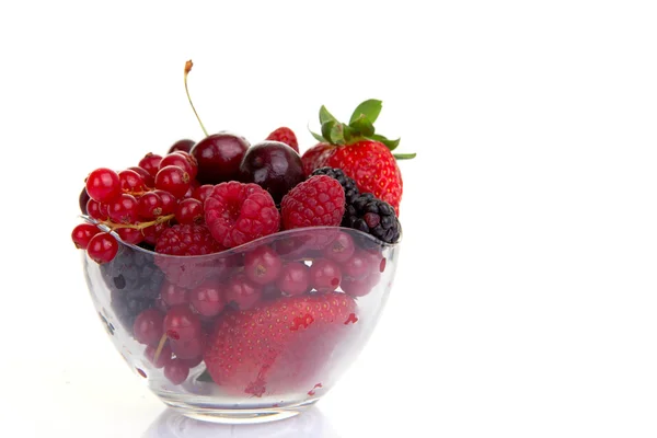Tazón de frutas rojas de verano o bayas . — Foto de Stock