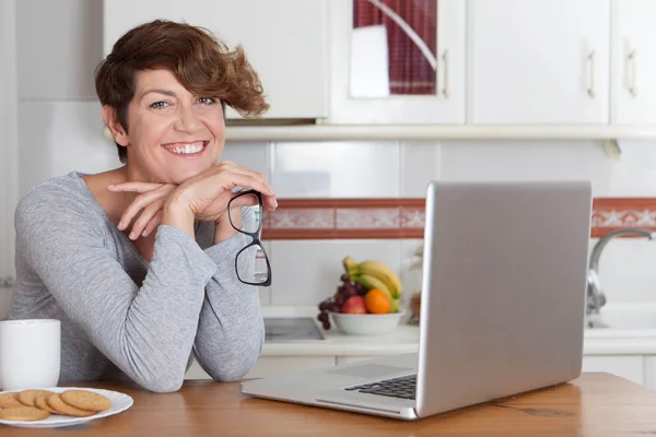 Frau arbeitet oder studiert zu Hause Stockbild