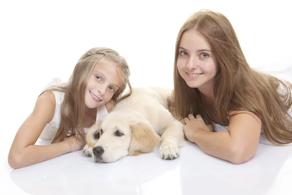 Glückliche Kinder mit Welpe Hund — Stockfoto