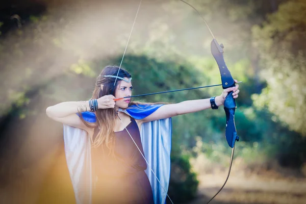 Princesa de madeira de elfo com arco e flecha Imagens De Bancos De Imagens Sem Royalties