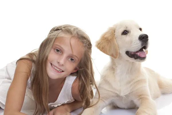 Bambino felice con cucciolo di cane domestico Immagine Stock