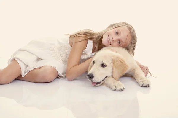 Família pet menina abraçando cão Fotografia De Stock