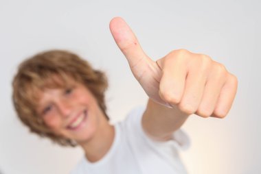 başparmak ile pozitif çocuk