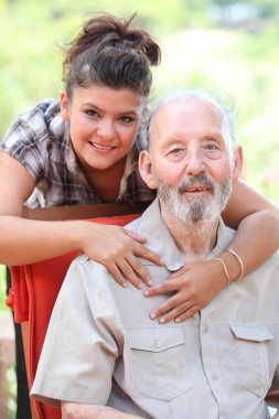 Dede ve granchild, mutlu bir aile