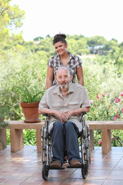 Senior im Rollstuhl geschoben — Stockfoto