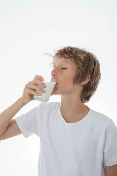 Gezonde Beknorren glas melk drinken — Stockfoto