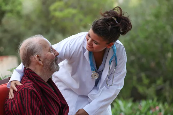 Doktor hasta için caring — Stok fotoğraf