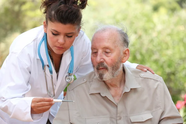 Dr lezen thermometer van senior man — Stockfoto