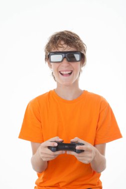 kumanda ile 3D oyun oynayan çocuk