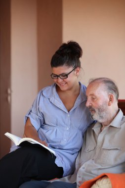 genç bir kişi yaşlı bir adam için okuma