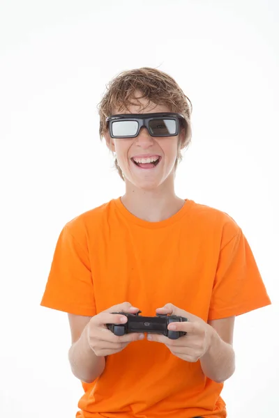 Kid spela 3d-spel med kontroll — Stockfoto