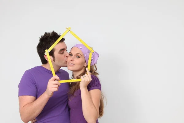 Casal afetuoso recebendo empréstimo hipotecário para novo conceito de casa — Fotografia de Stock