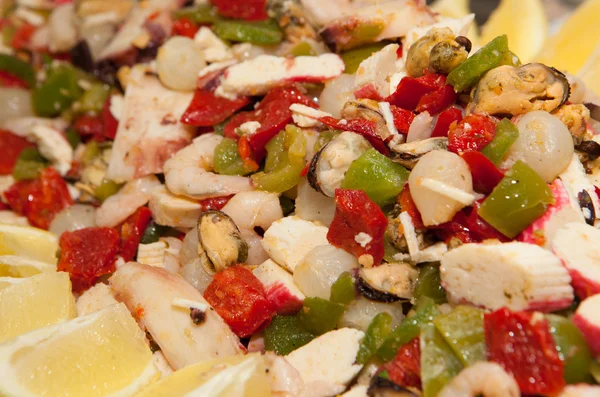Seafood salad with prawns, peppers and onions — Stock Photo, Image