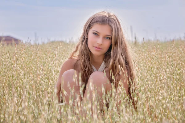 Jovem mulher saudável no campo de trigo verão — Fotografia de Stock