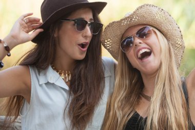 gülen kızlar eğleniyor yaz aylarında