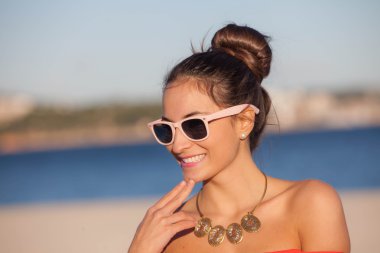 yaz tatil mutlu bir kadın