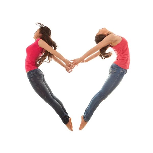 Femmes en forme de coeur sautant — Photo