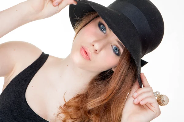 Hermosa moda adolescente en maquillaje y sombrero —  Fotos de Stock