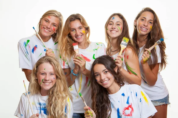 Grupo de adolescentes se divertindo com tinta — Fotografia de Stock