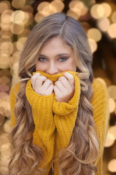 Glücklicher Winter Hübsches Mädchen Auf Weihnachtsbeleuchtung Hintergrund Bokeh — Stockfoto