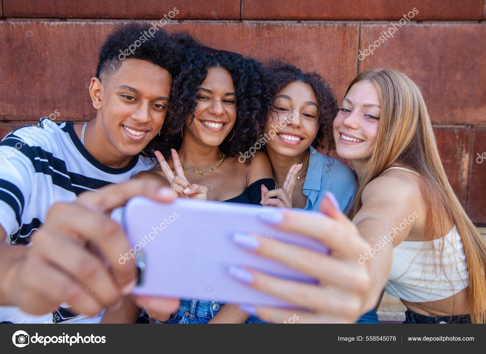 Счастливая Компания Друзей Телефоном Стоковое Фото ©mandygodbehear.