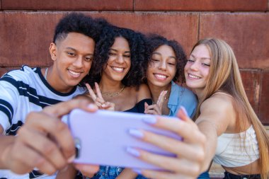 Cep telefonlu mutlu arkadaş grubu