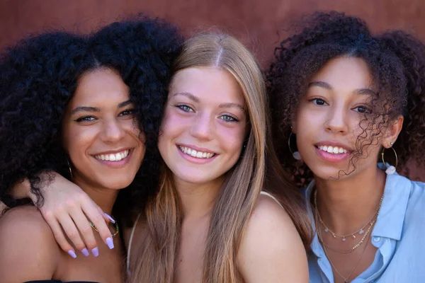 Heureux Souriant Multi Groupe Racial Amis Divers — Photo