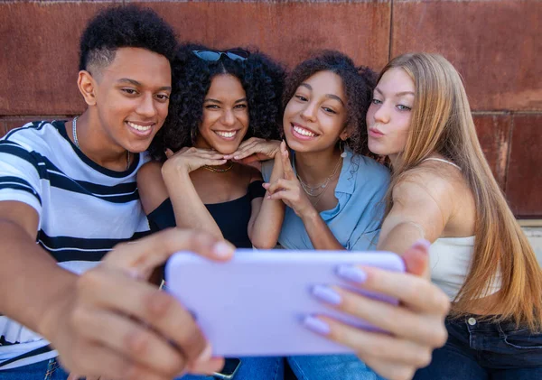 Souriant Groupe Multiculturel Amis Divers Prendre Des Photos Selfie — Photo