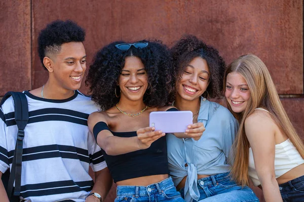 Feliz Grupo Diversificado Adolescentes Tomando Selfie Com Celular Imagem De Stock