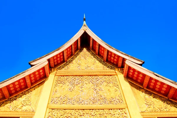 Frente do templo sobre o céu azul — Fotografia de Stock