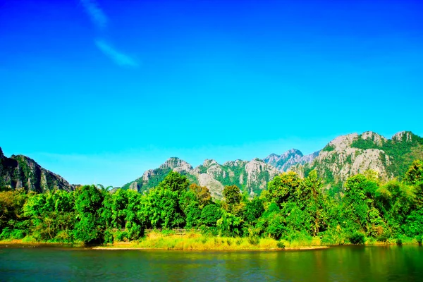 Indah pemandangan langit biru dengan gunung — Stok Foto